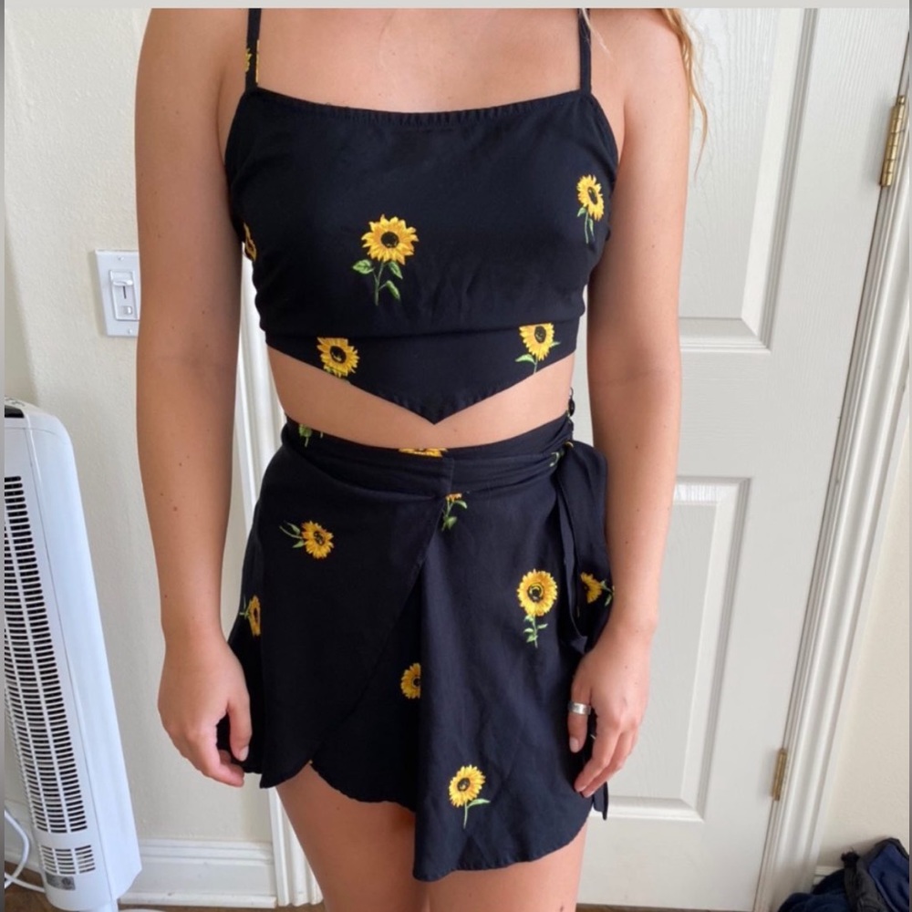 brand new tags are still on, never worn, perfect mini black sunflower skirt